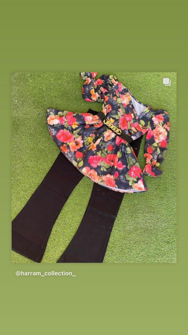 🌺 Stylish Floral Top with Black Jeans – Trendy & Comfortable Everyday Wear ✨