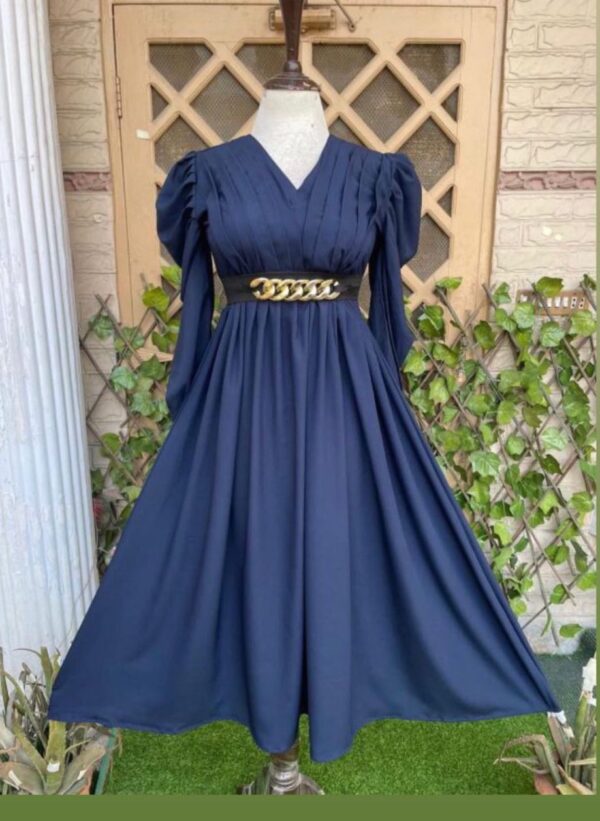Elegant White Maxi Dress with Gold Chain Belt ✨👗 Long Description:
