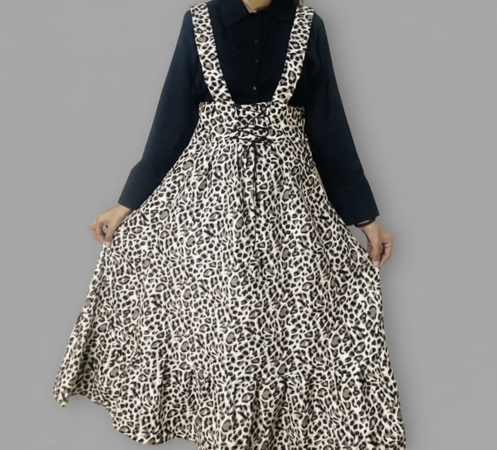 (Focus on Style): Chic Leopard Print Pinafore Maxi Skirt with Black Cotton Shirt Set - Image 3